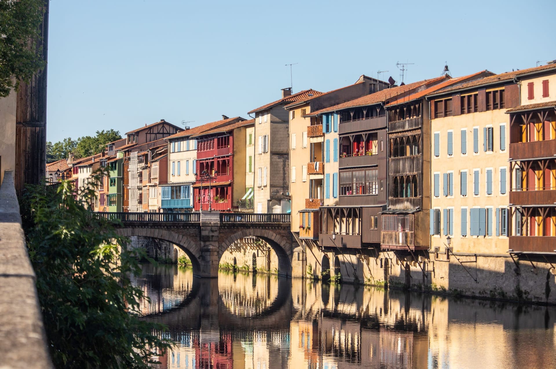 Vue sur la Petite Venise du Languedoc — Maisons sur l'Agout